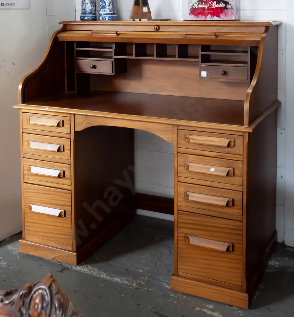 oak refinished 10-drawer roll top desk. H1160 W1175 D620 Image 1++