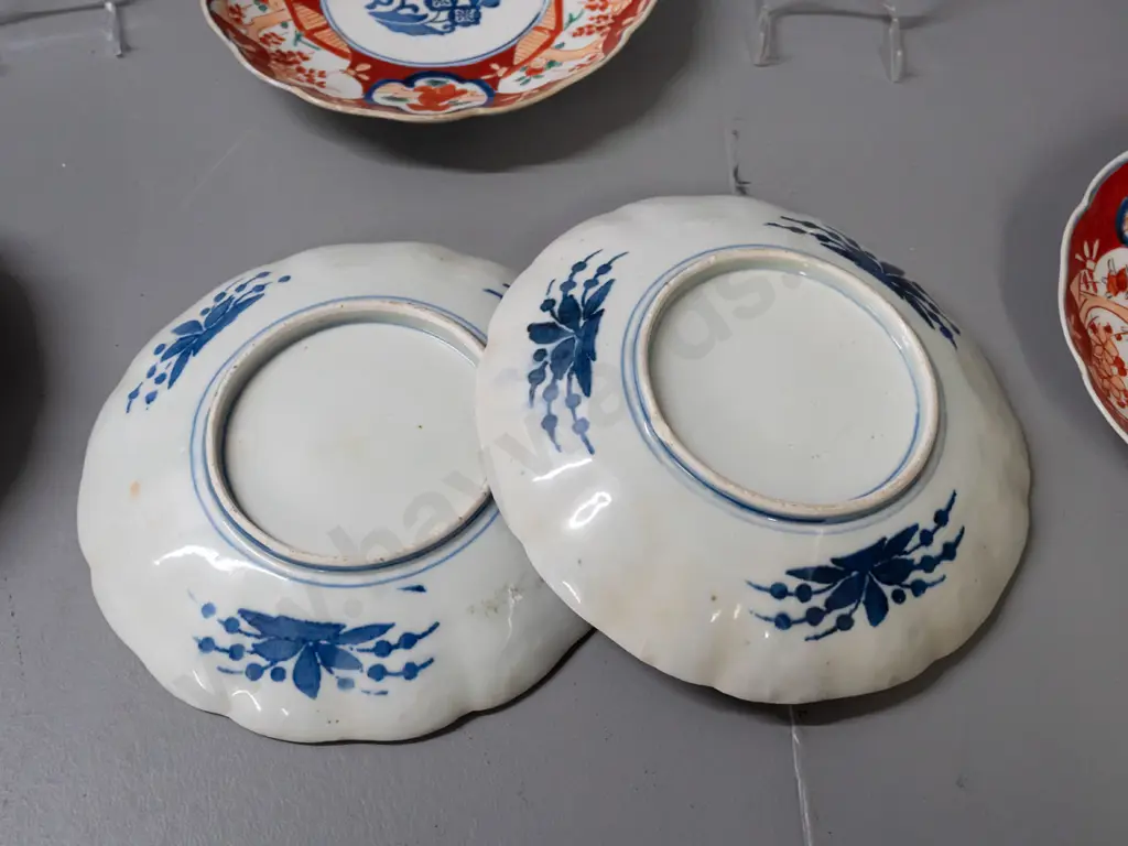 6 vintage Imari plates with decoration on backs - some staining, one has chip to base rim D-220 Image 1++