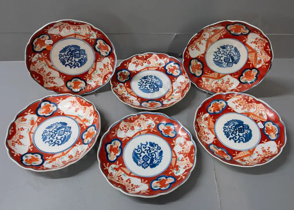 6 vintage Imari plates with decoration on backs - some staining, one has chip to base rim D-220 Image 1++