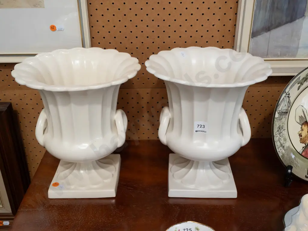 2x Bretby England cream/ivory glaze urn vases H-270 D-240 Image 1++