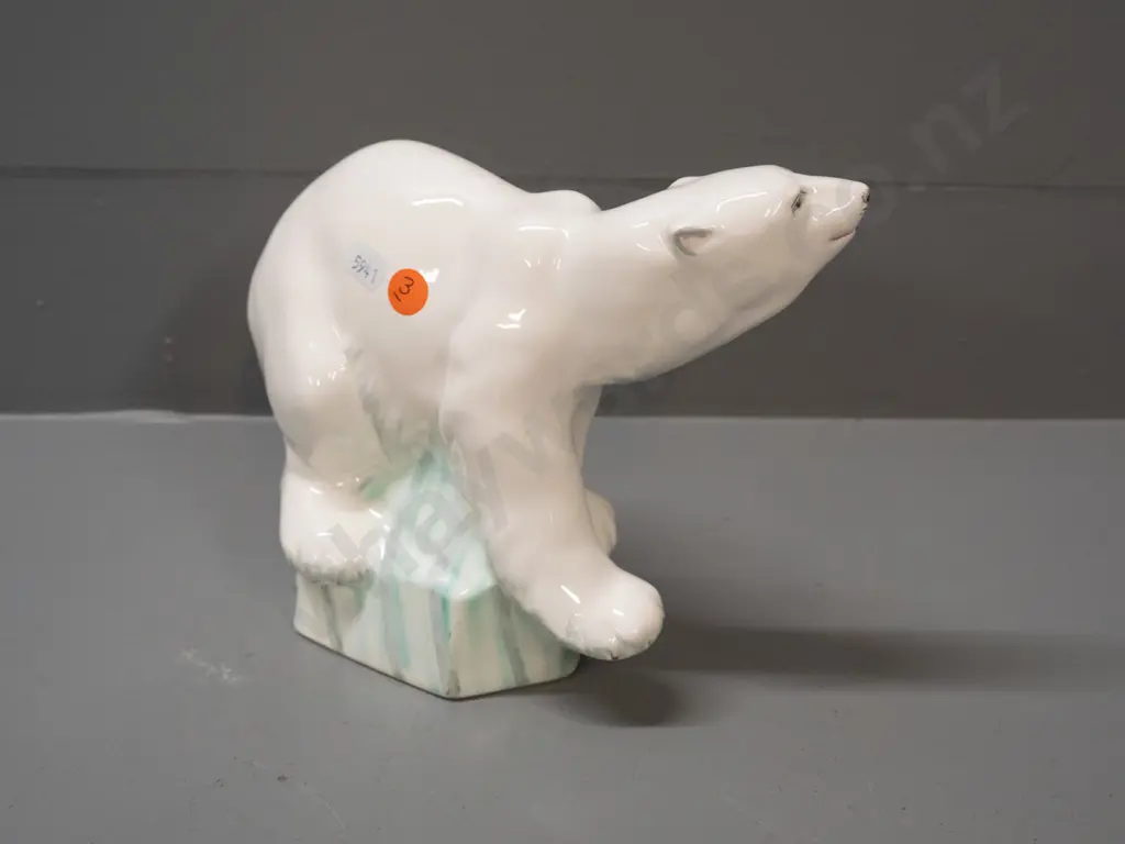 Wedgwood polar bear figure H-165 L-210 Image 1++