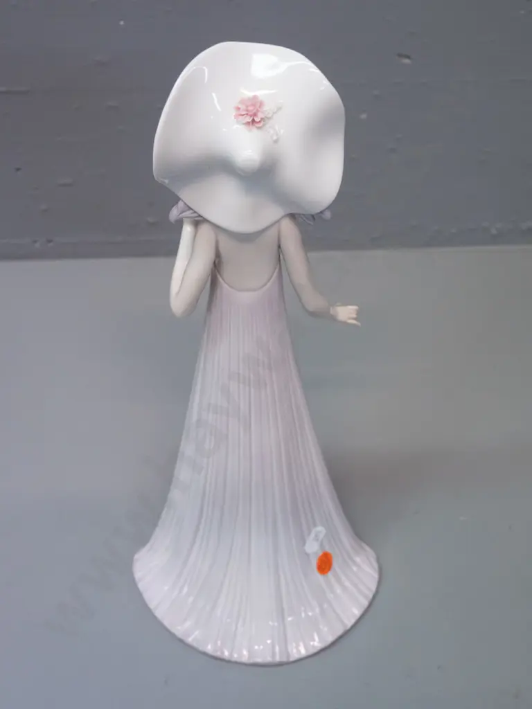 Lladro female figure H-350 Image 1++