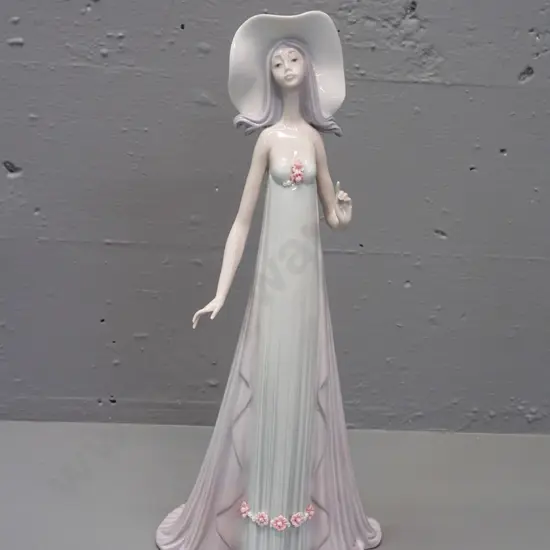 Lladro female figure H-350
