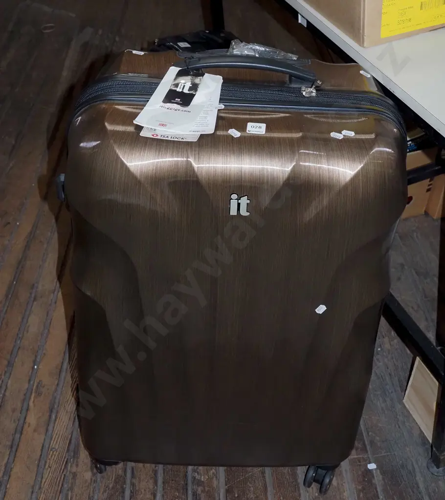 as new it hard shell suitcase Image 1++