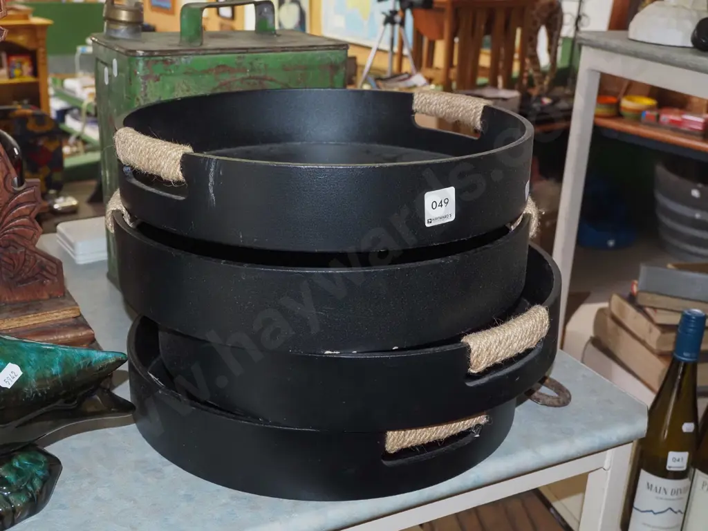 4x black circular serving trays Image 1++