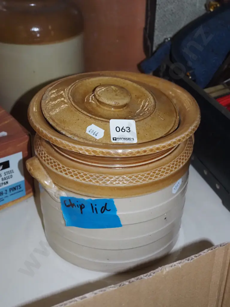 small wide mouth crock H165 - chip to lid Image 1++