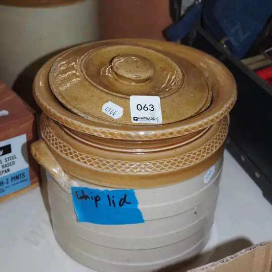 small wide mouth crock H165 - chip to lid
