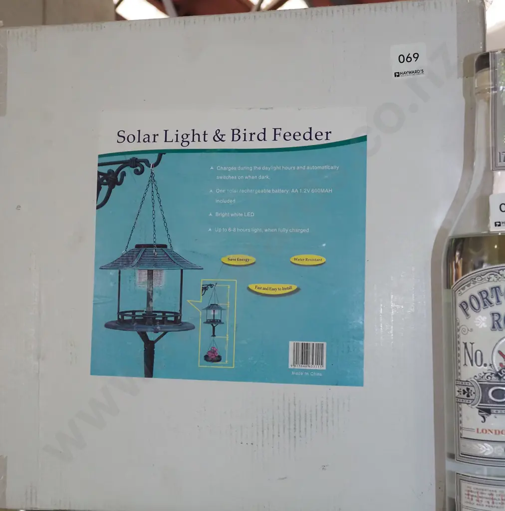 boxed as new solar light, bird feeder Image 1++