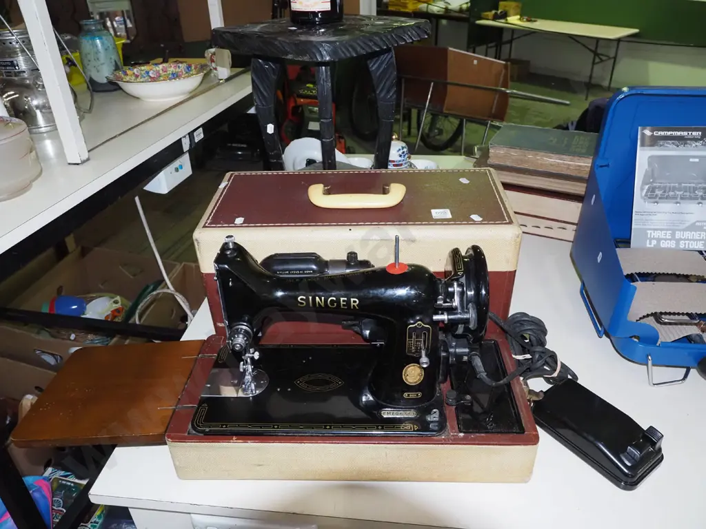 table top Singer sewing machine Image 1++