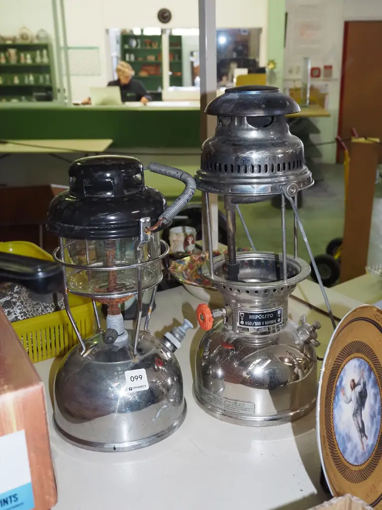 2x Tilley lanterns - 1 missing glass Image 1++