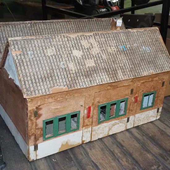 vintage dollshouse - damage H420 W700 D550