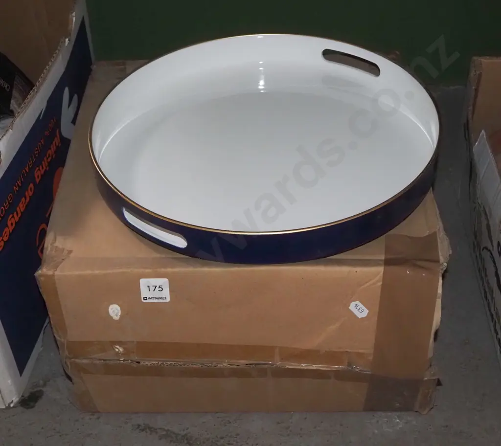 box of 4x as new blue and white plastic trays Image 1++