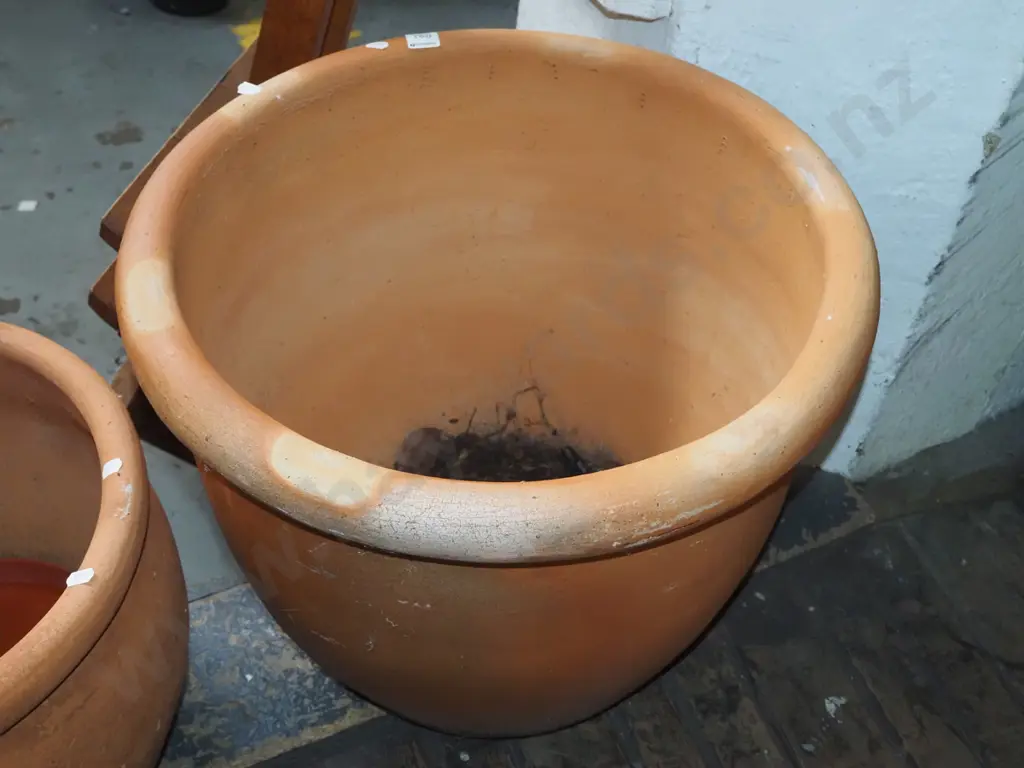 large terracotta garden planter H450 Diam520 Image 1++