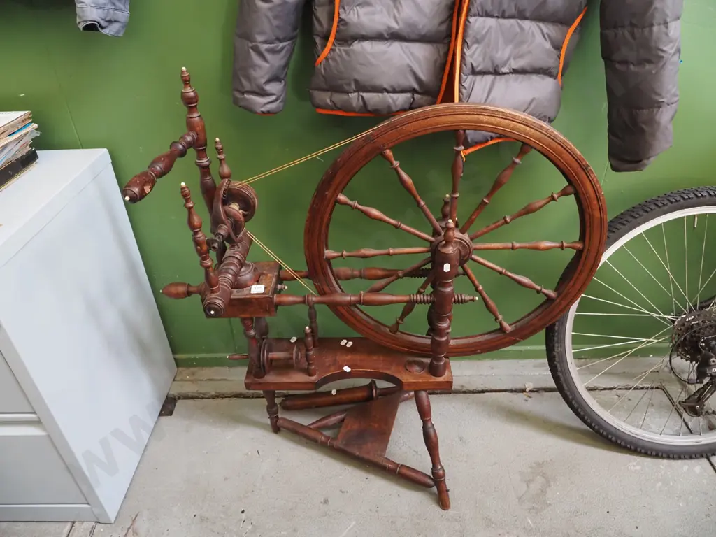 vintage spinning wheel Image 1++