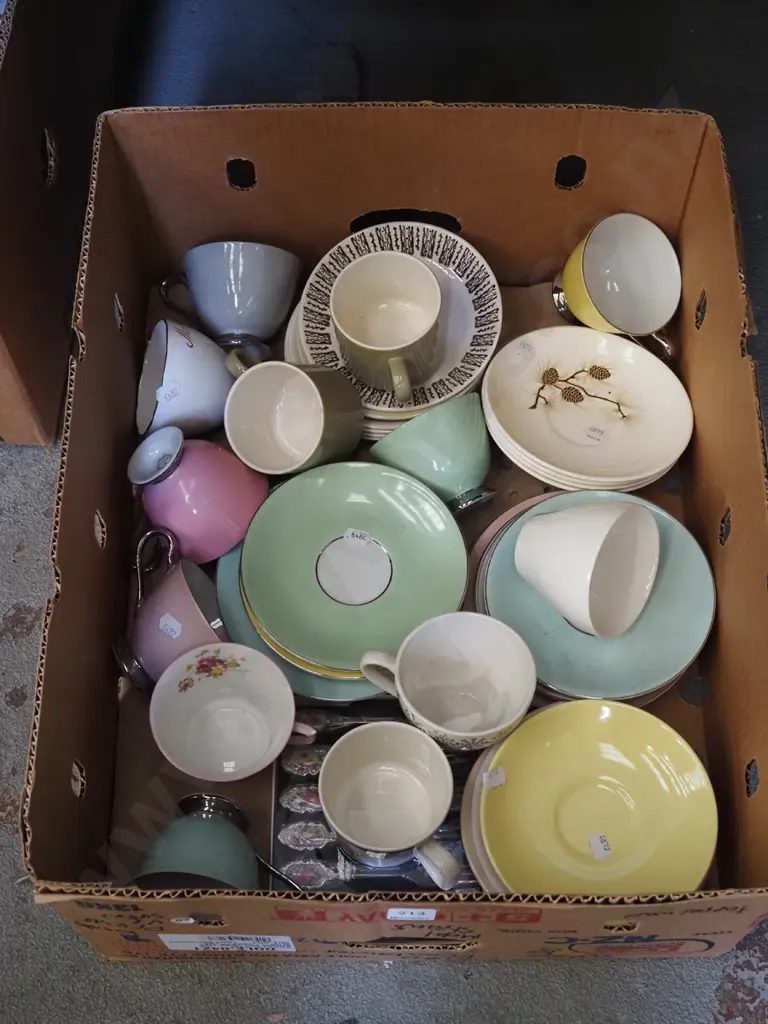 box; cups, saucers, bowls etc Image 1++