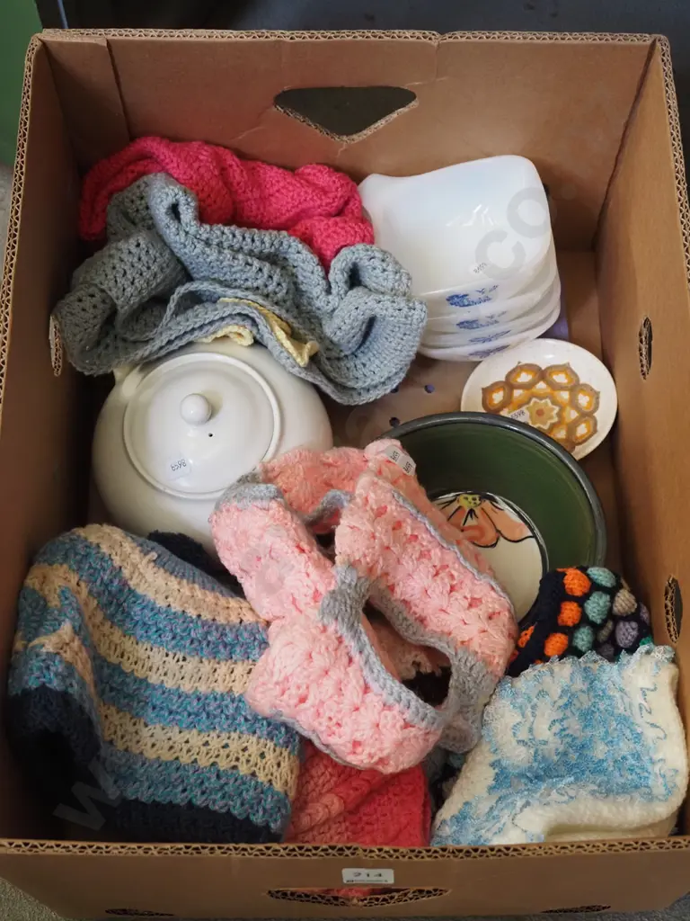 box; tea cosies, teapot, bowls etc Image 1++