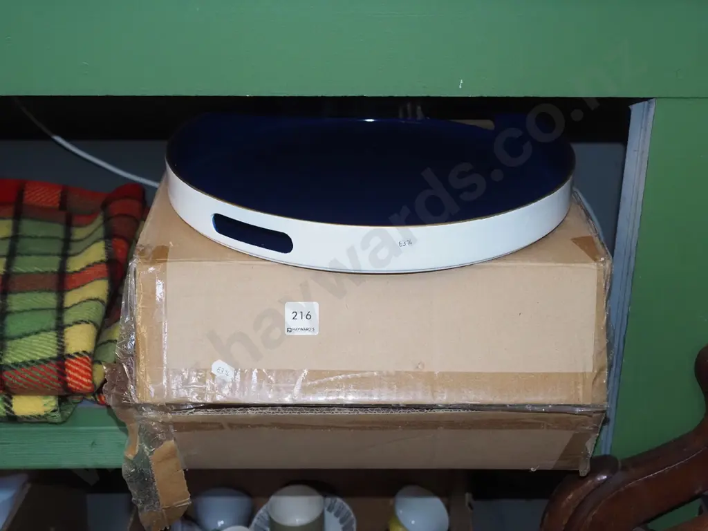 box; 4x blue and white circular plastic trays Image 1++