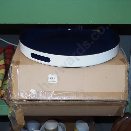 box; 4x blue and white circular plastic trays