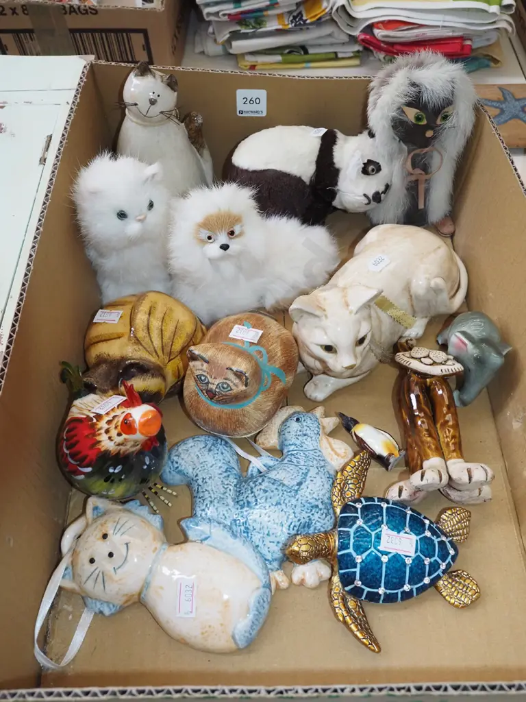 box; animal figurines Image 1++