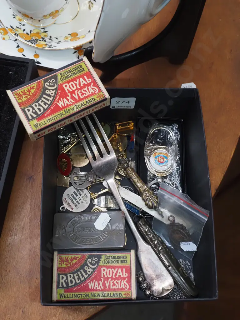 box; matches, cutlery, key rings, badges Image 1++