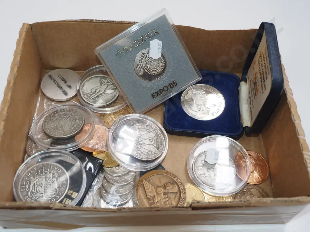 box; various souvenir medallions Image 1++