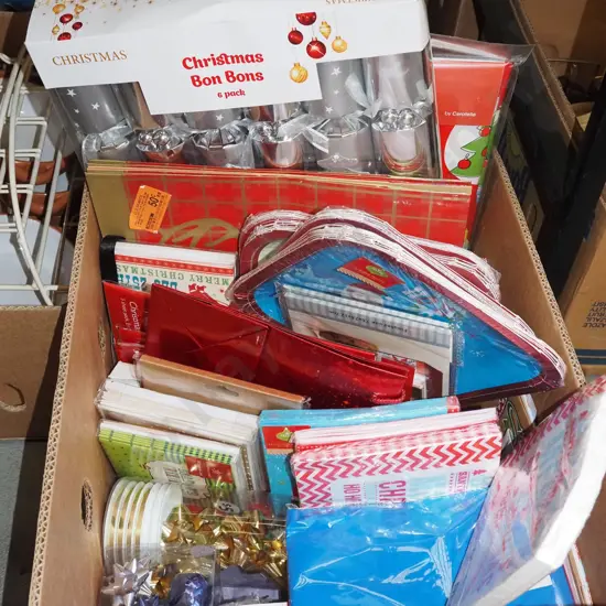 box; Xmas plates, napkins etc