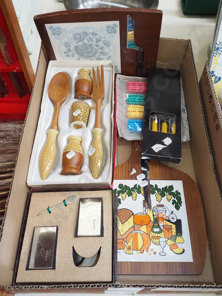 box; retro gift set, corn forks, cheese board etc Image 1++