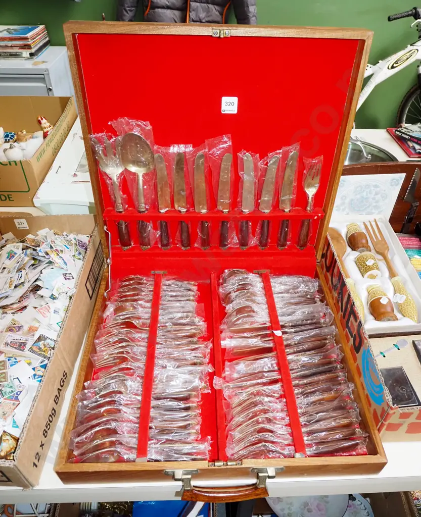 Taiwanese brass cased cutlery set Image 1++