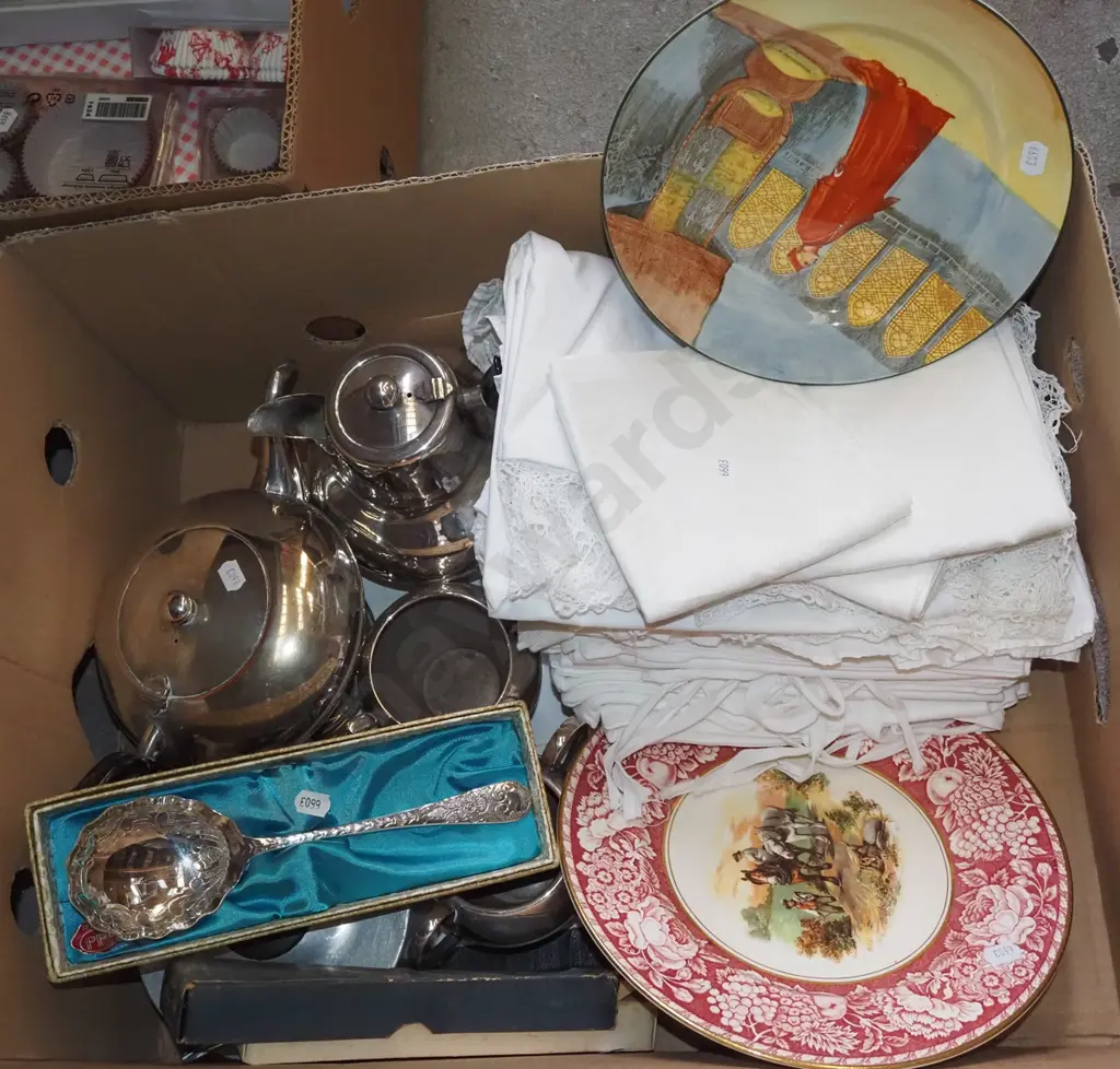 box; tablecloths, napkins, teapots etc Image 1++
