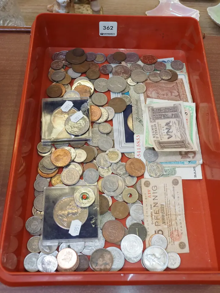 plastic tray of notes ands coins Image 1++