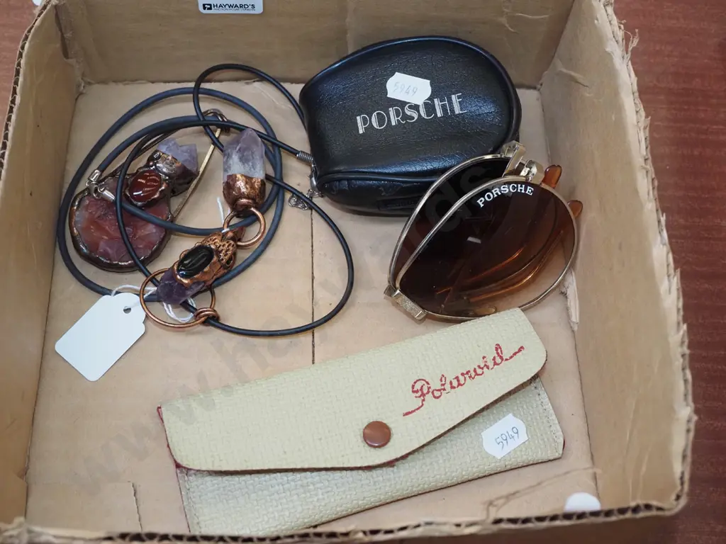 box; sunglasses, stone pendants Image 1++