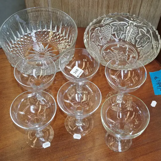 2x glass bowls, 6x hollow stemmed champagne glasses