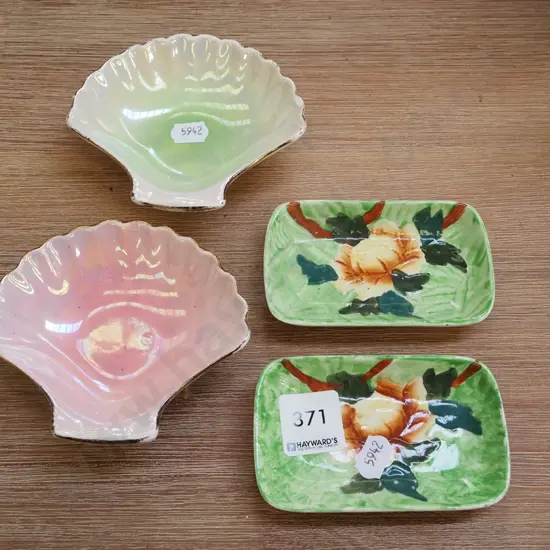 2x Maling pin dishes, 2x Royal Winton shell dishes
