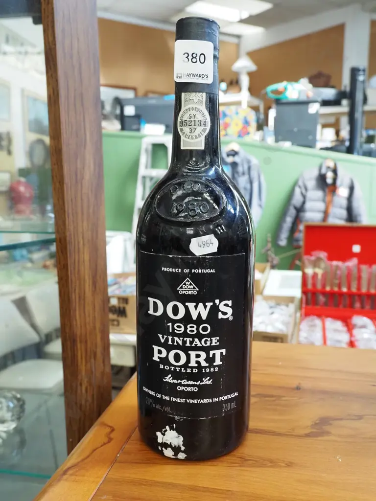 bottle of Dow's 1980 750ml vintage port Image 1++