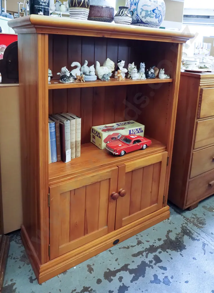 rimu 2 door cupboard/shelf unit H1230 W920 D360 Image 1++