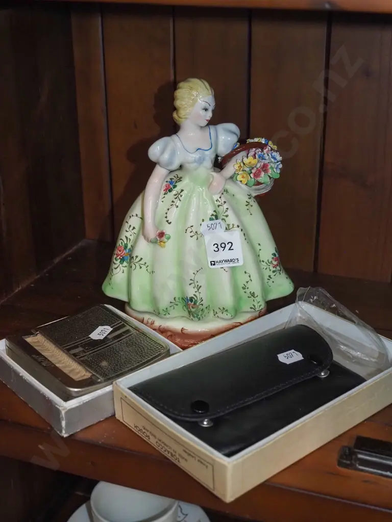 ceramic Italian female figurine, cigarette roller, tobacco pouch Image 1++