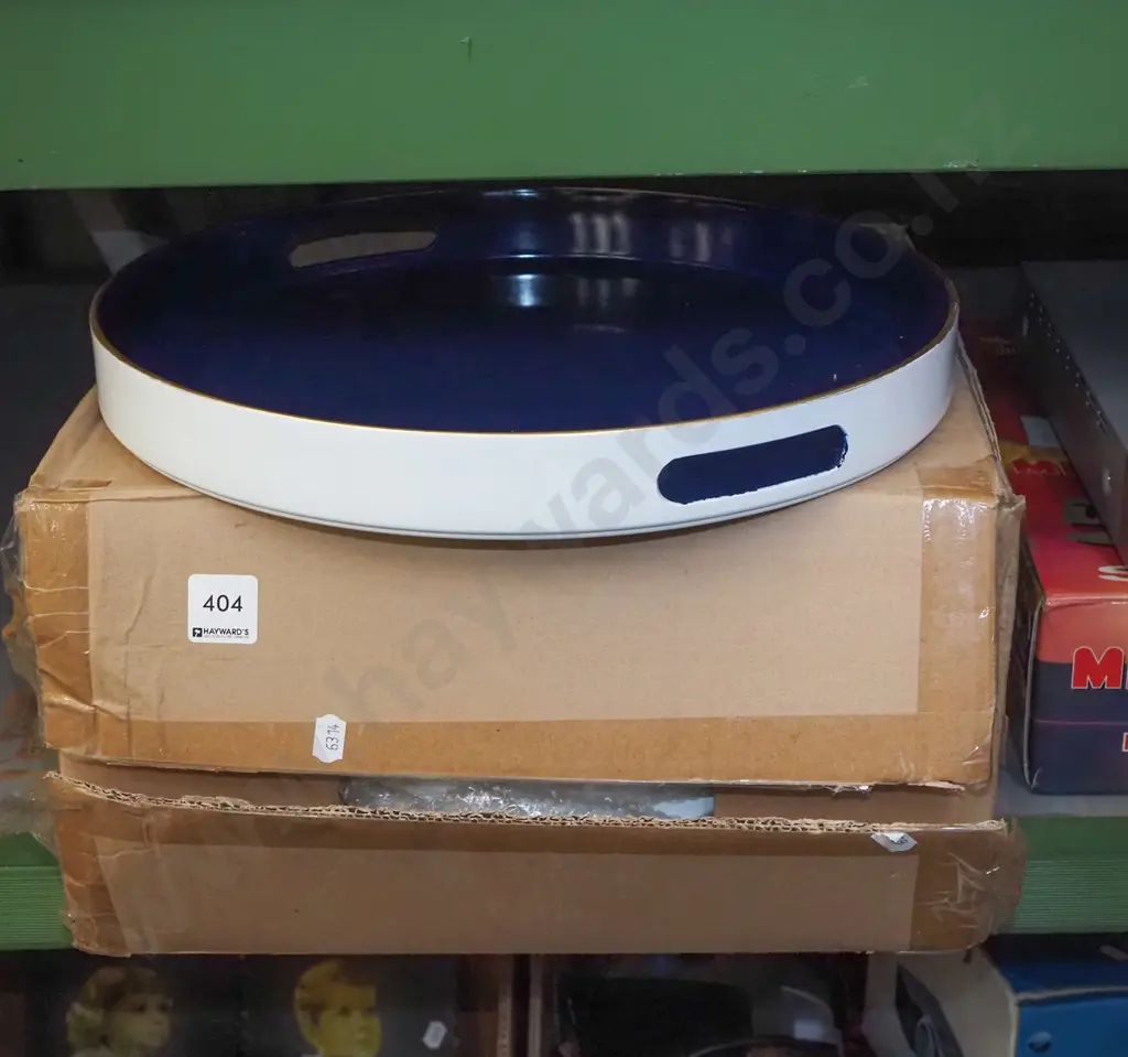 box of 4x blue and white plastic trays Image 1++