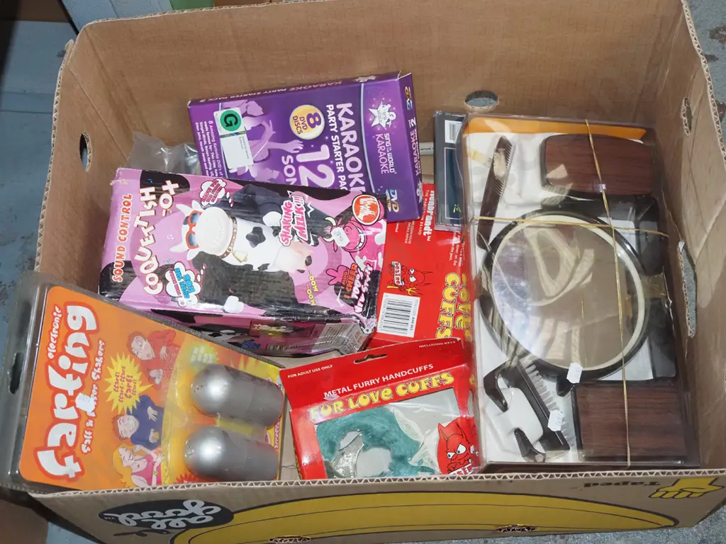 box; novelty toys, dressing table set Image 1++