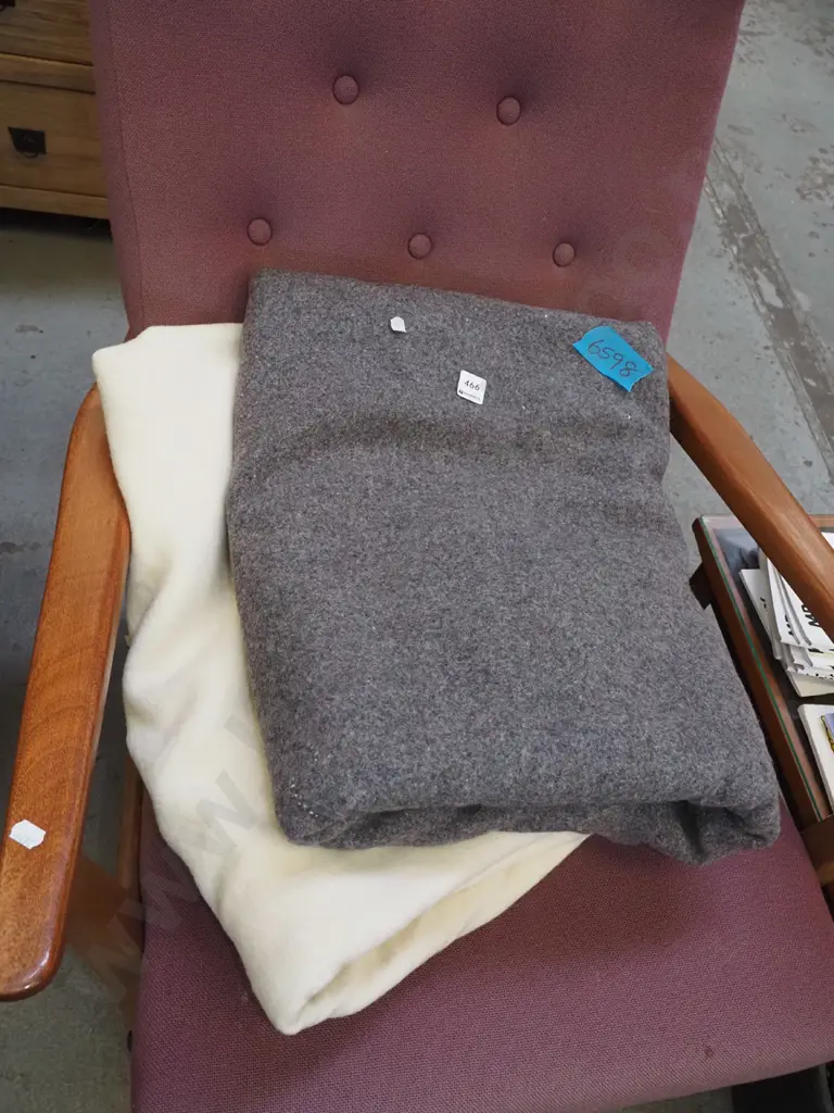 2x woollen blankets Image 1++