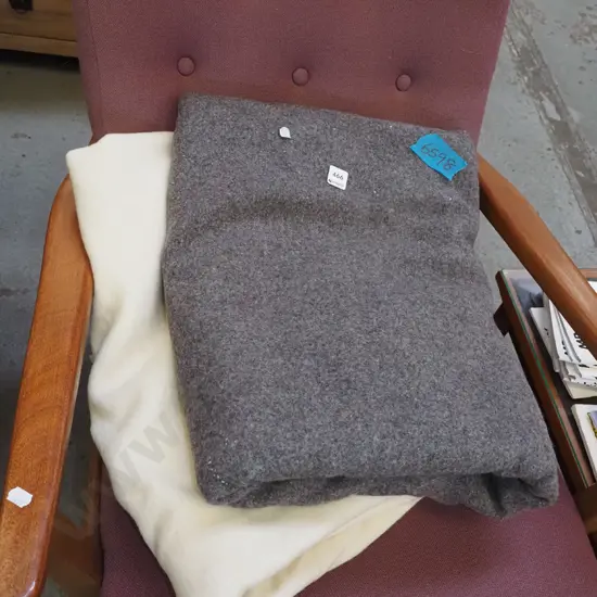2x woollen blankets