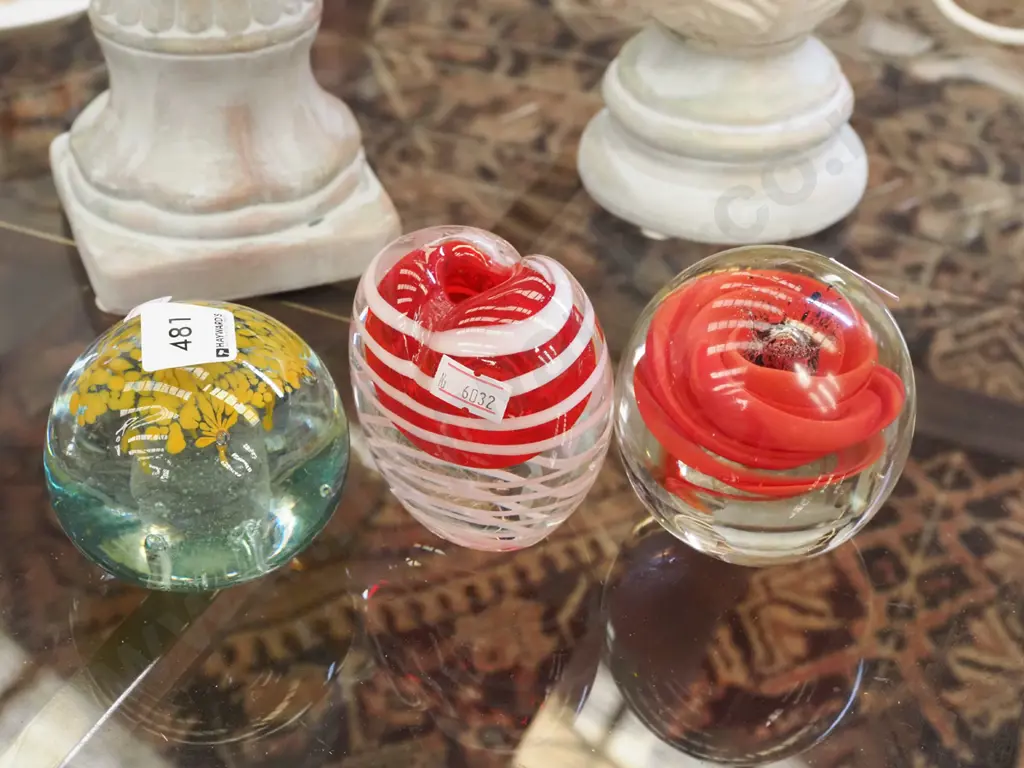 2x art glass paperweights, 1x small vase Image 1++