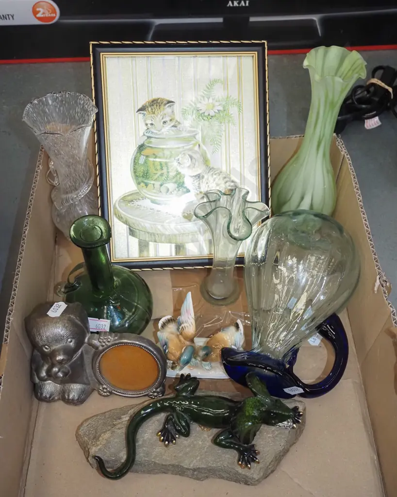 box; vases, jug, animal figurines etc Image 1++