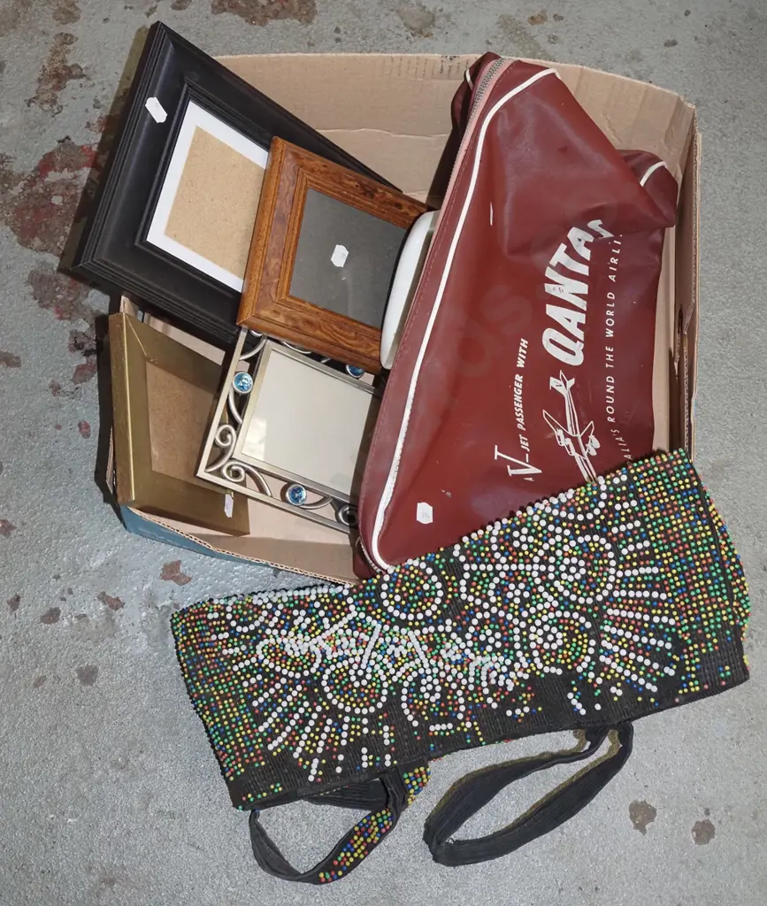 box; Qantus bag, photo frames, beaded bag Image 1++