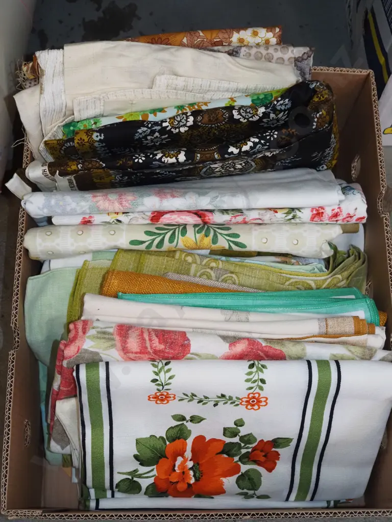 box; fabric pieces, tablecloths Image 1++