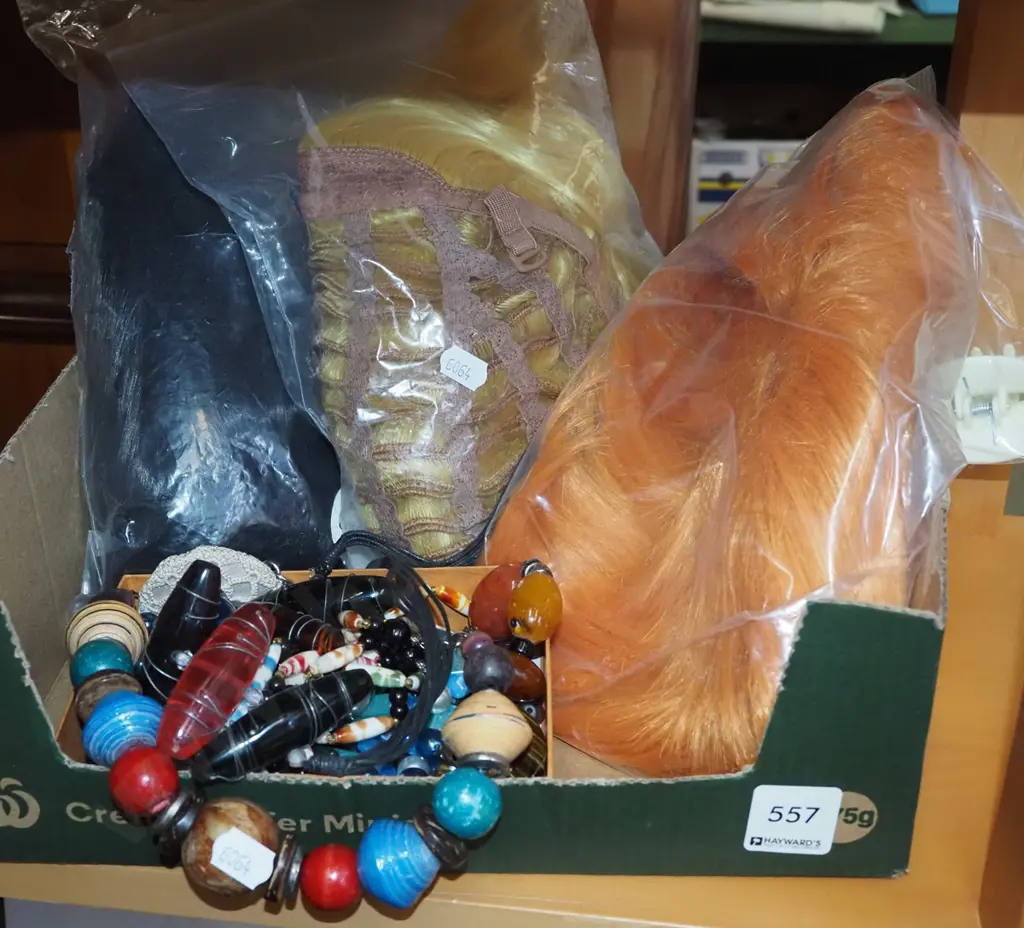 box; costume jewellery, beads, 3x wigs Image 1++