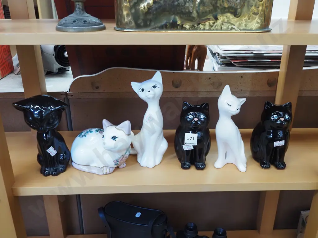 various cat figurines H210 Image 1++