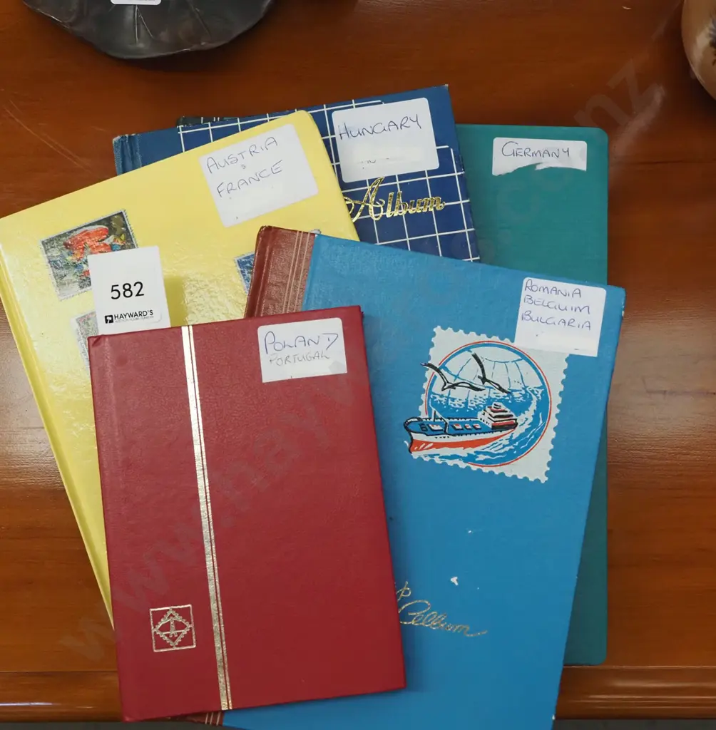 5x stamp albums Image 1++