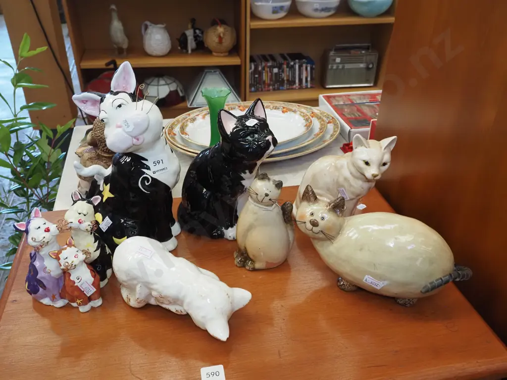 various cat figurines Tallest H300 Image 1++