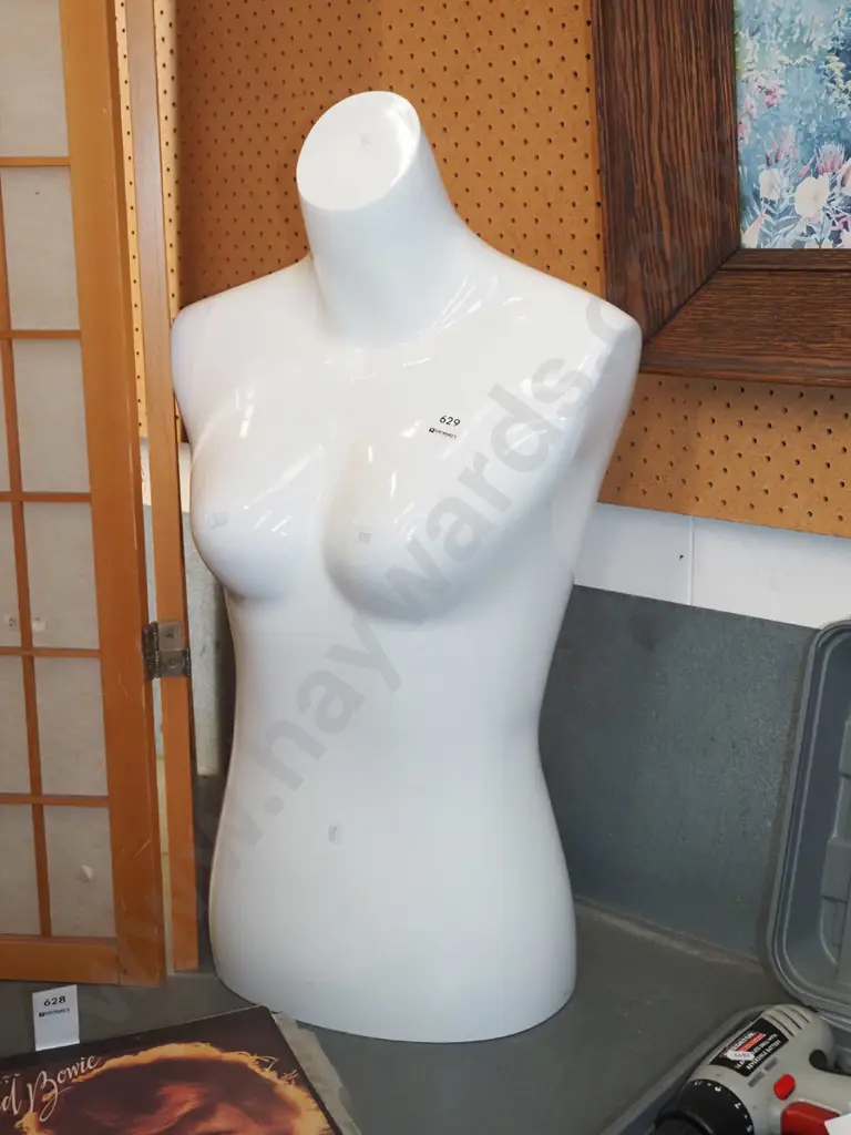 white plastic female shop mannequin H710 Image 1++