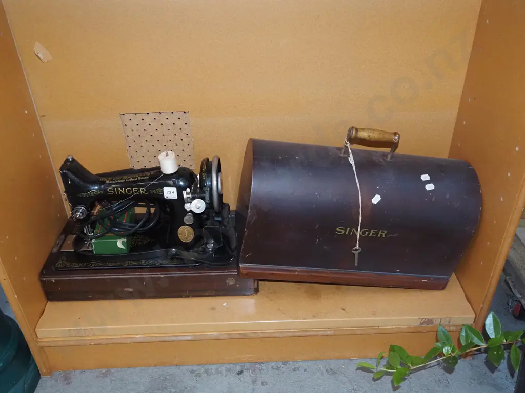 Singer table top sewing machine and case Image 1++